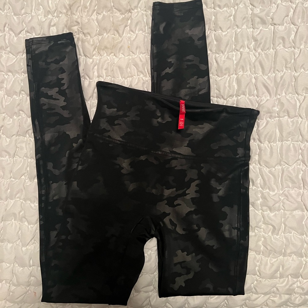SPANX faux leather camo print leggings. Size Small!